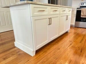Kitchen Island - Baseboard, Concealed Hinges, 5 Piece Drawers